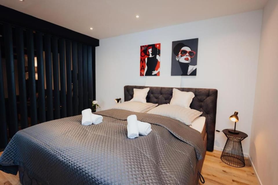 Bed, Photo of the whole room, towels