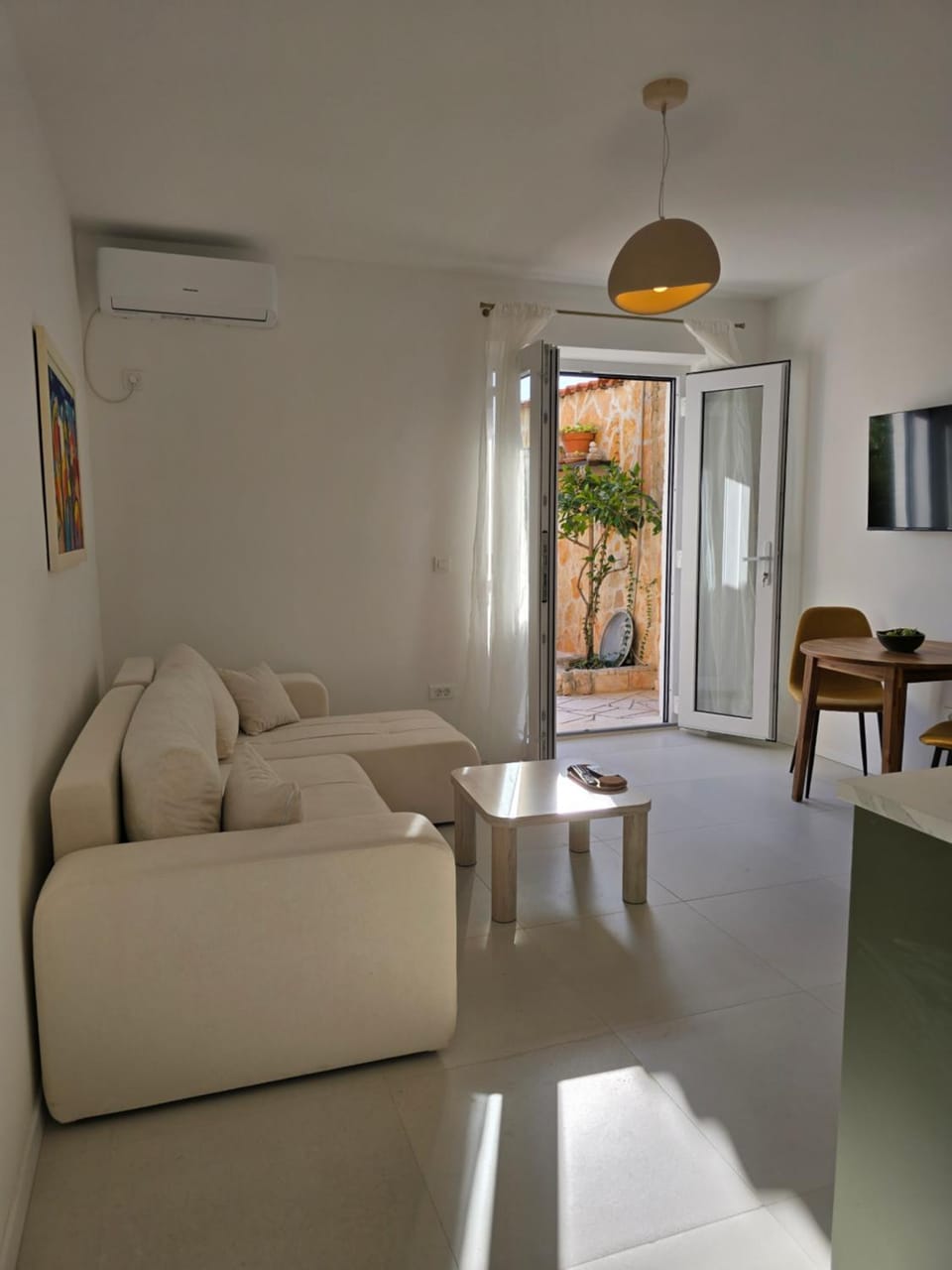 TV and multimedia, Living room, Seating area, Dining area, air conditioner