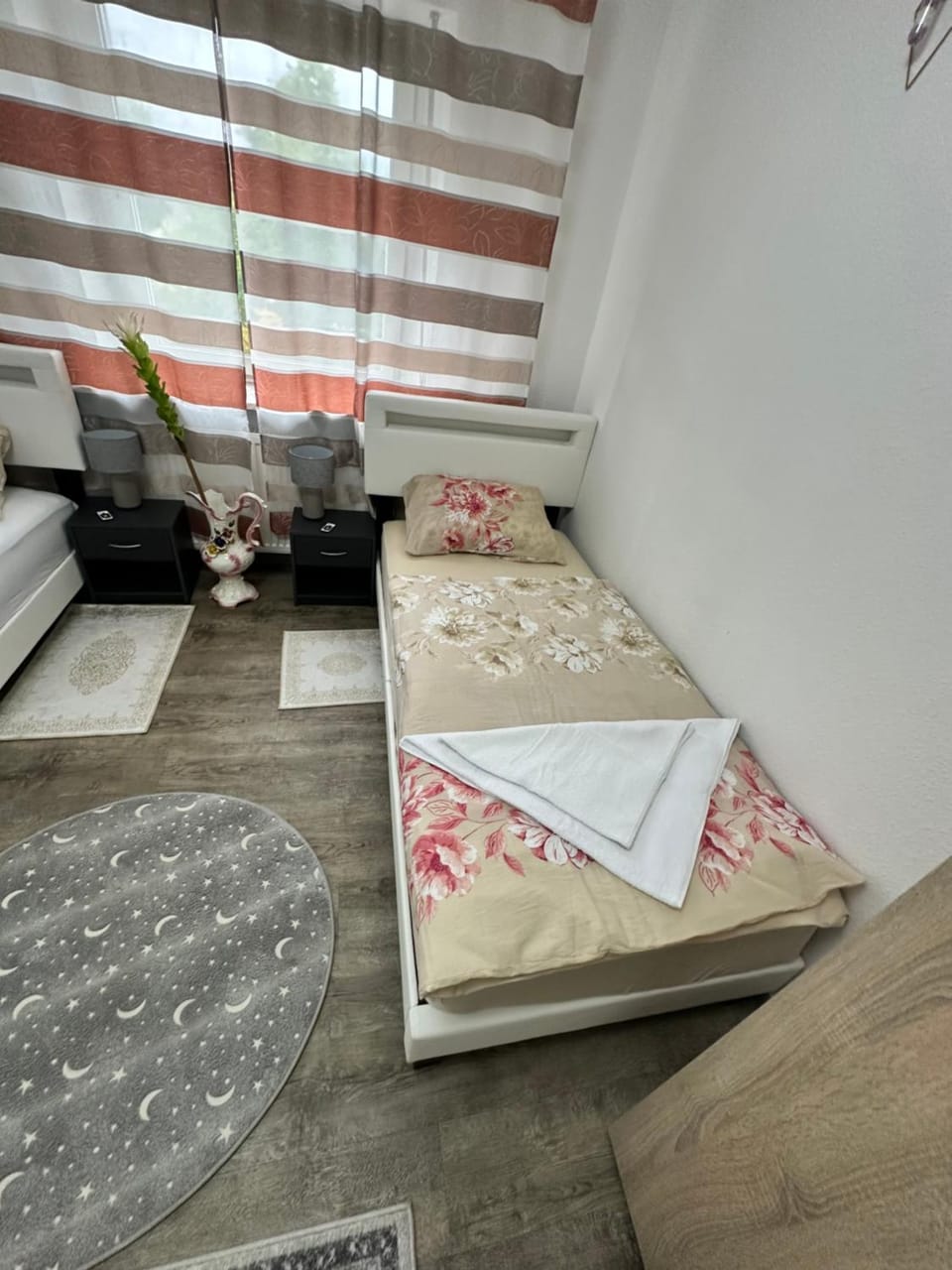 Bed, Living room, Photo of the whole room, Bedroom, towels