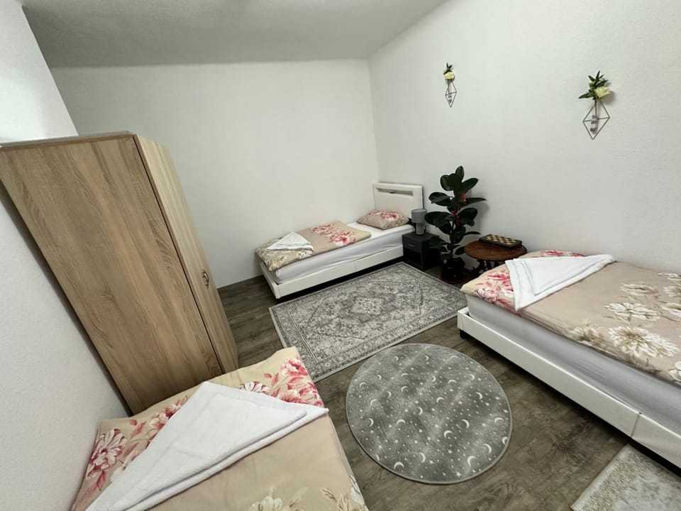 Photo of the whole room, Bedroom, wardrobe