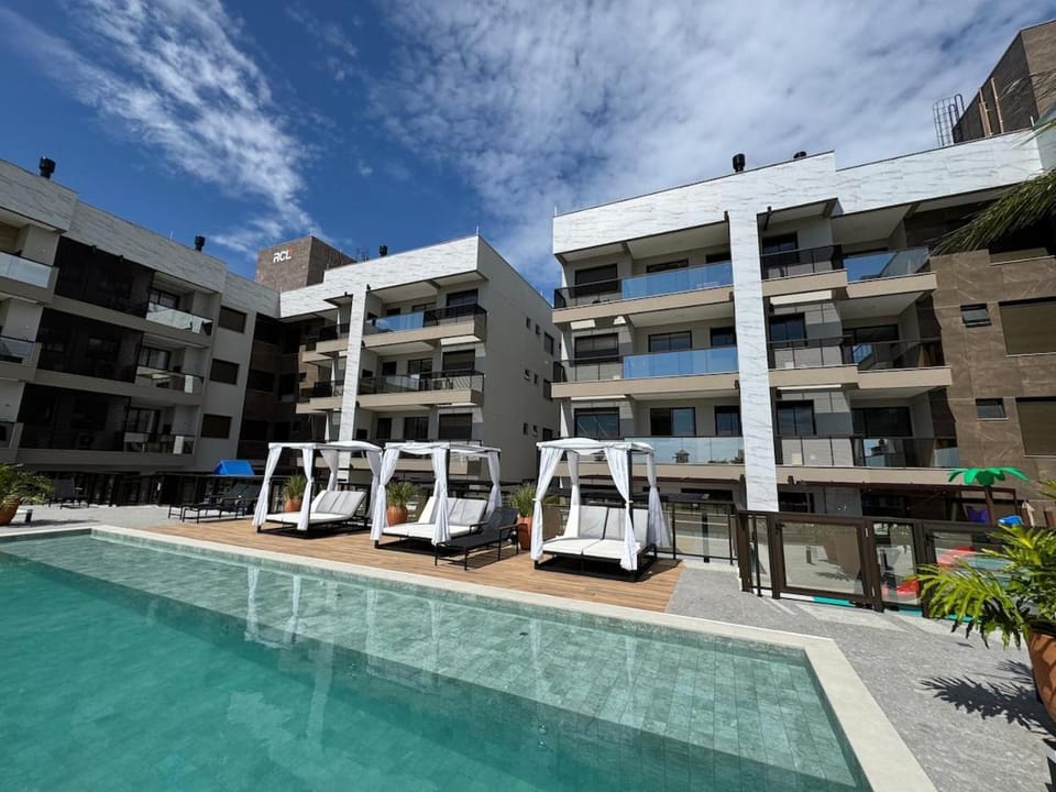 Apto em Home Club com vista para piscina - 550m do mar Apartment in Florianopolis