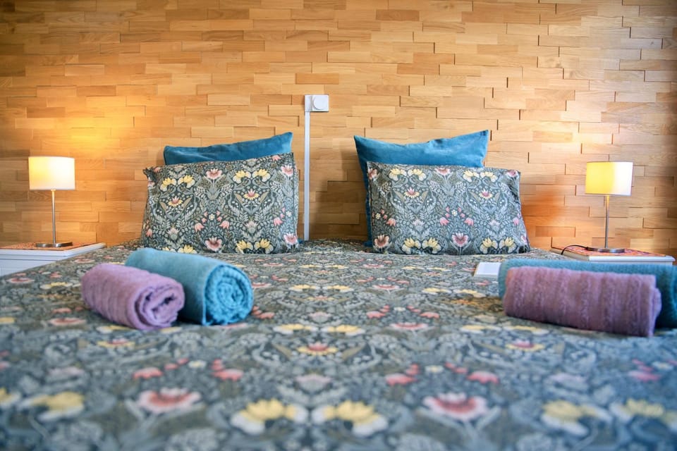 Bed, Bedroom, towels