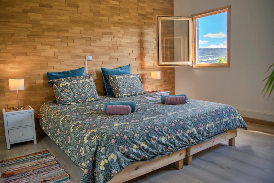 Bed, Photo of the whole room, Bedroom, towels