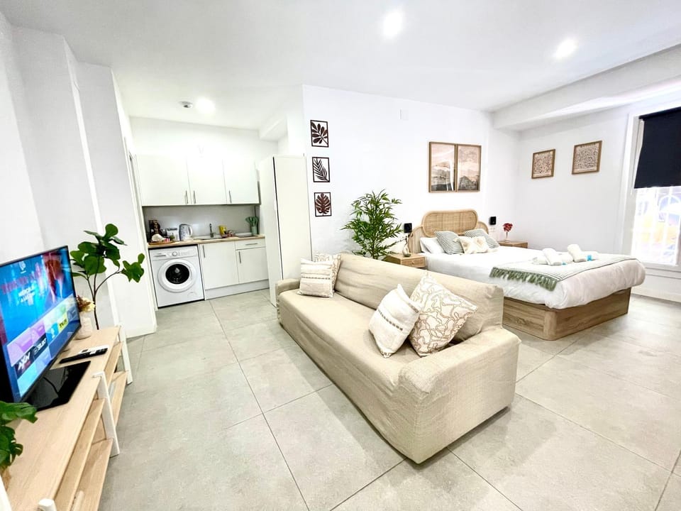 TV and multimedia, Kitchen or kitchenette, Living room, Seating area