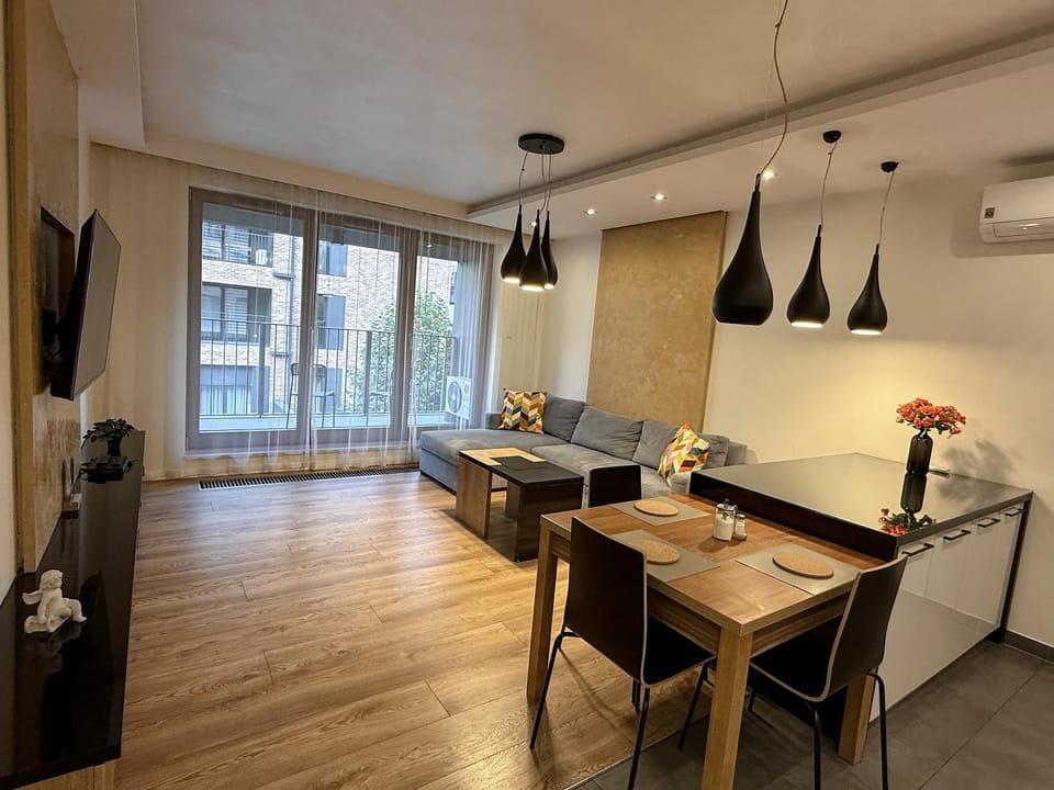 Communal lounge/ TV room, TV and multimedia, Living room, Seating area, Dining area, Evening entertainment