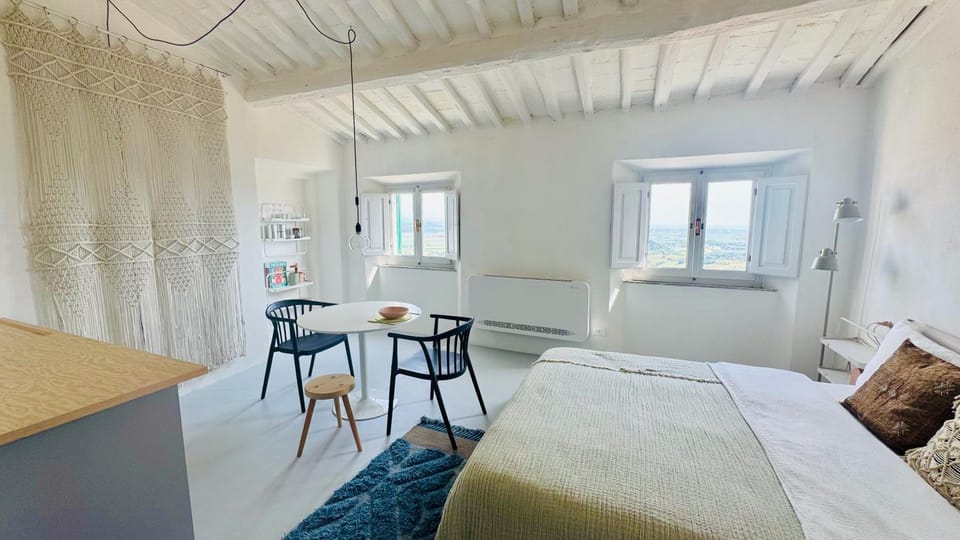 Bed, Living room, Photo of the whole room, Seating area, Dining area