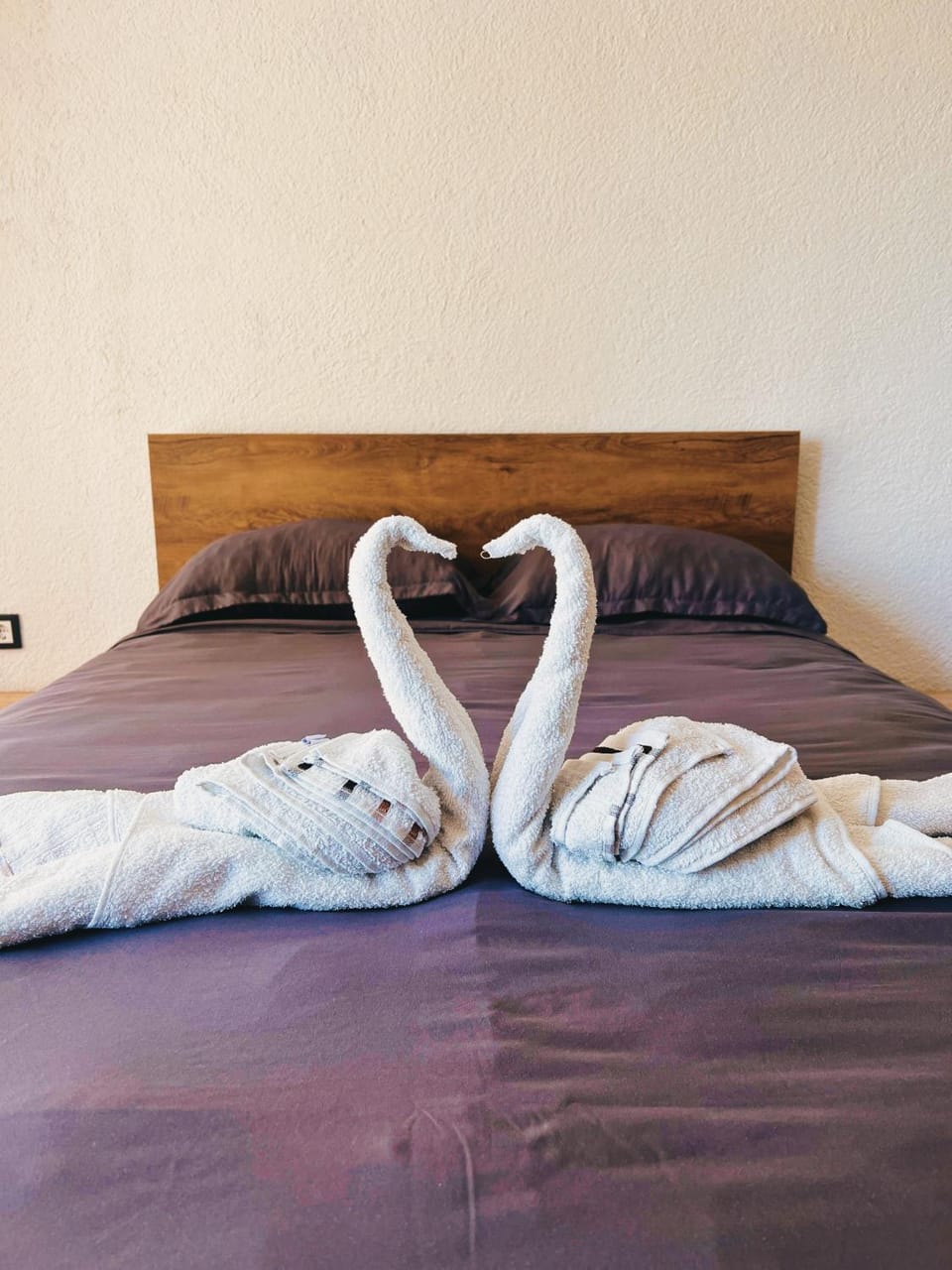 Bed, Bedroom, towels