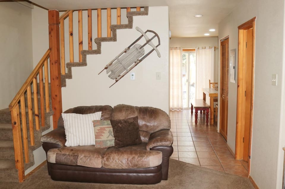 Day, Living room, Seating area, Dining area, furniture