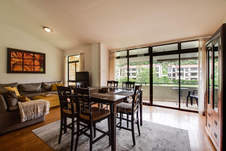 CR MARIPOSA RENTALS lakeview, spacious penthouse with office, pool, gym, Jacuzzi Apartment in San José Province