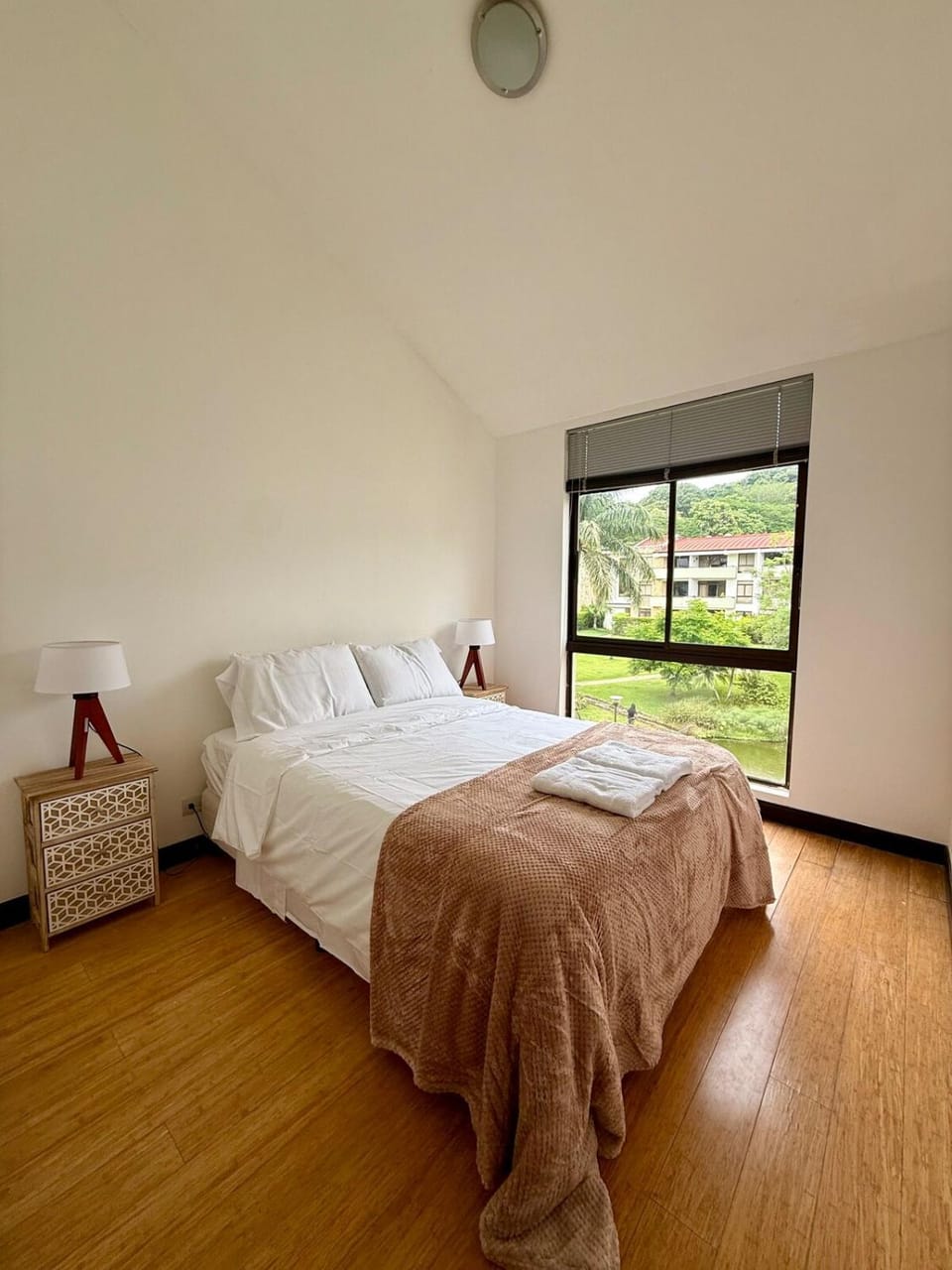 CR MARIPOSA RENTALS lakeview, spacious penthouse with office, pool, gym, Jacuzzi Apartment in San José Province