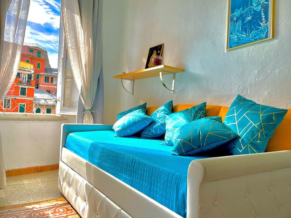 Bed, Living room, Photo of the whole room, Seating area, Bedroom