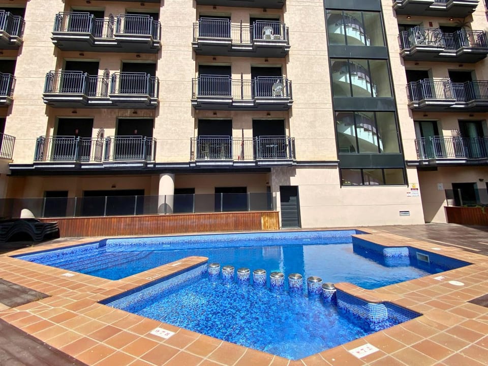 Property building, Pool view, Swimming pool, Swimming pool, sunbed