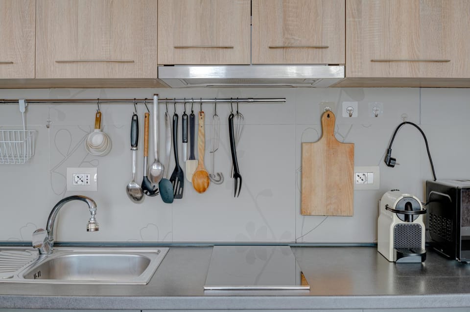 Coffee/tea facilities, Kitchen or kitchenette, stove