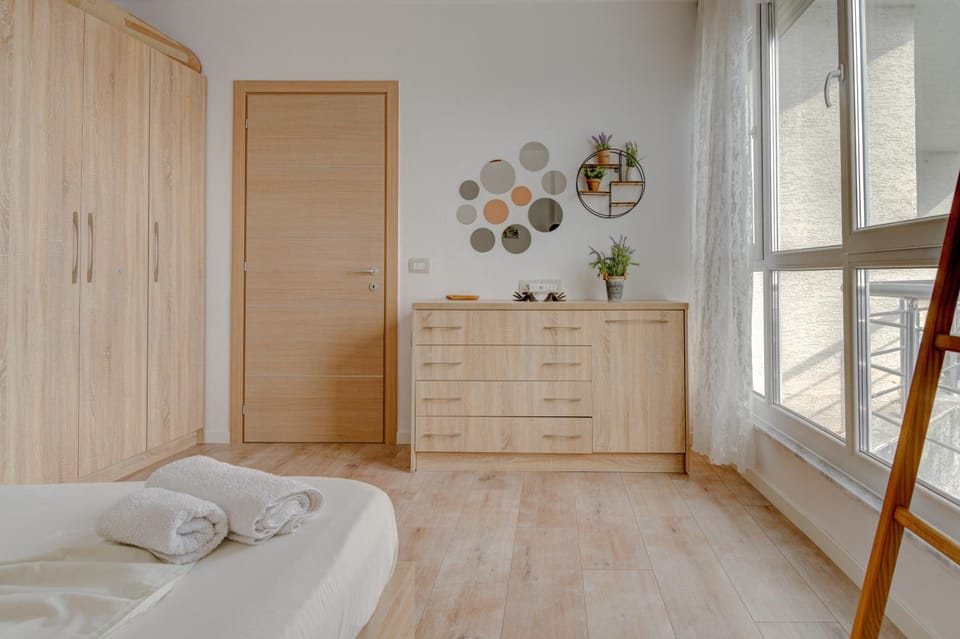 Bed, Bedroom, towels, wardrobe