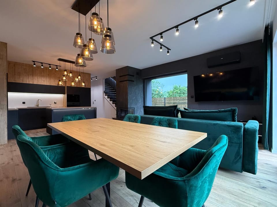 TV and multimedia, Kitchen or kitchenette, Living room, Seating area, Dining area