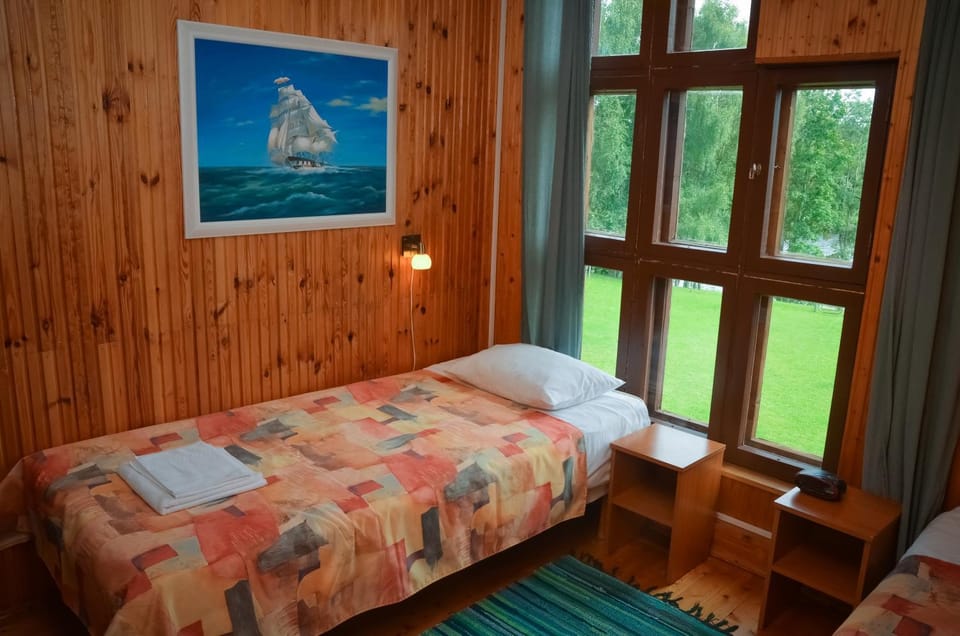 Photo of the whole room, Garden view, River view