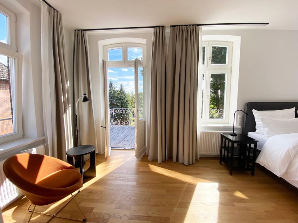 View (from property/room), Balcony/Terrace, Photo of the whole room, Seating area, Bedroom