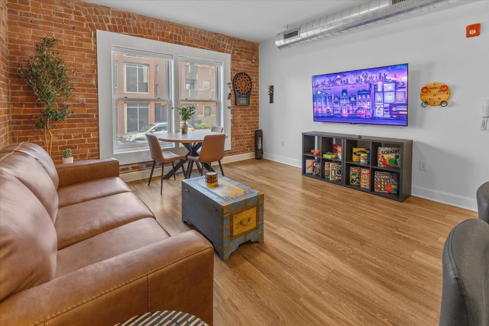 Steps away from Mass Ave Restaurants and Big Patio Apartment in Indianapolis
