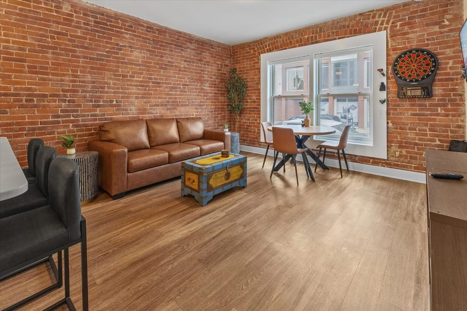 Steps away from Mass Ave Restaurants and Big Patio Apartment in Indianapolis