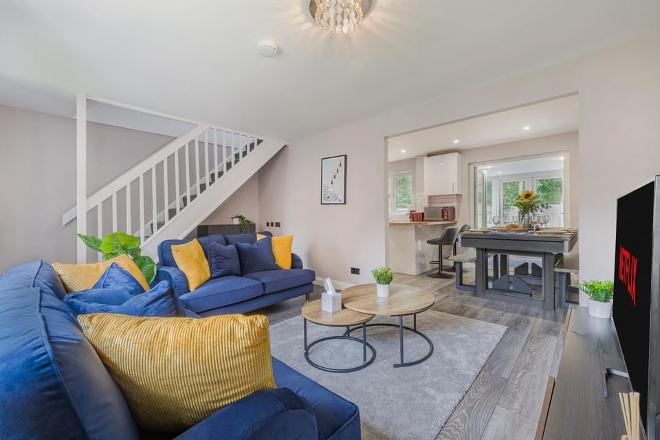 TV and multimedia, Kitchen or kitchenette, Living room, Seating area, Dining area