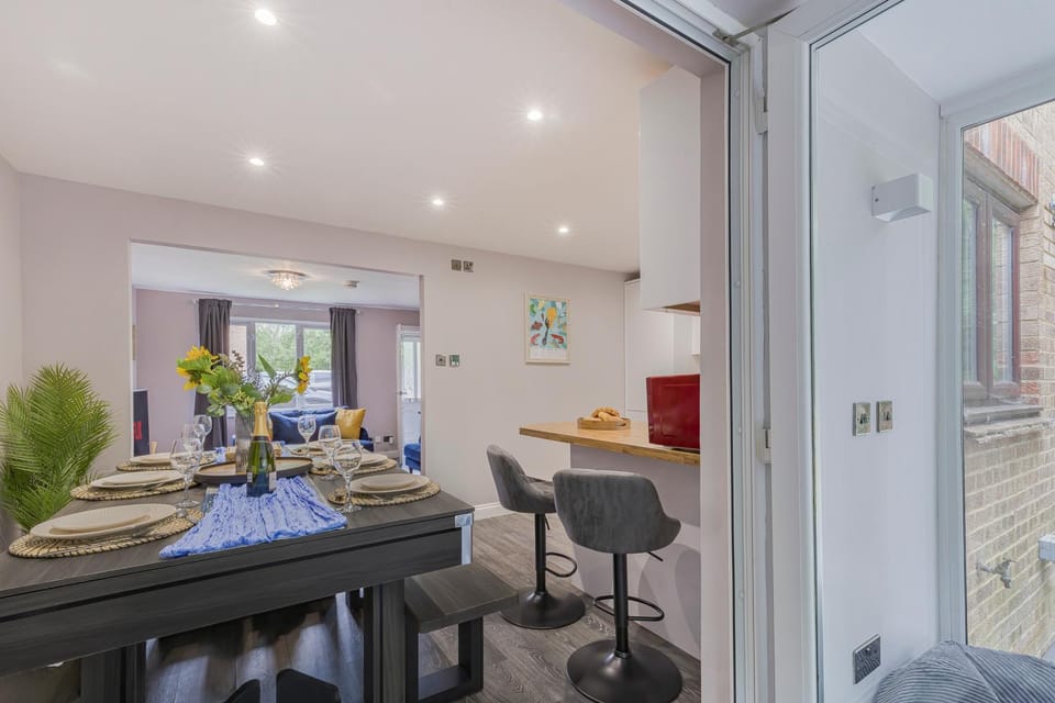 Seating area, Dining area, Evening entertainment
