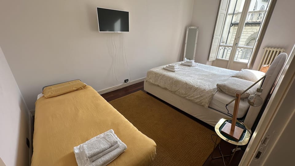 Bed, TV and multimedia, Photo of the whole room, Bedroom, towels