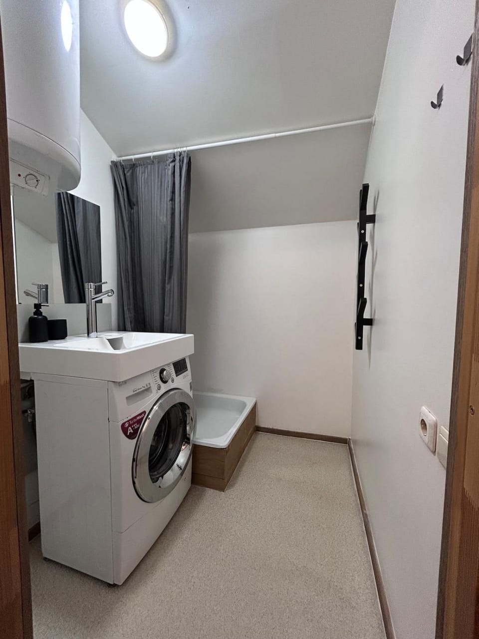 Bathroom, washing machine