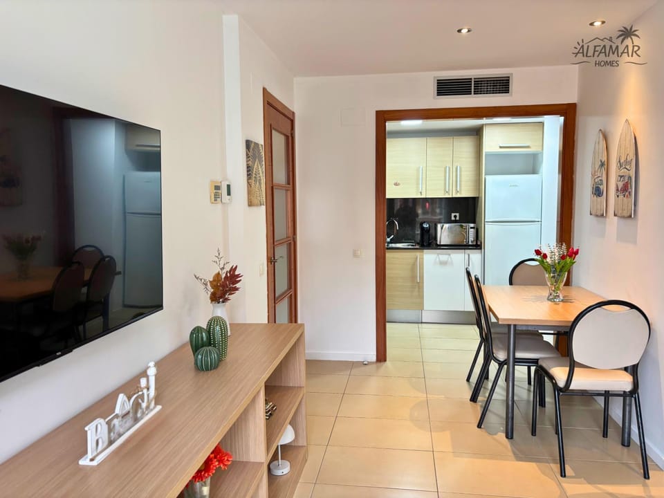 TV and multimedia, Kitchen or kitchenette, Living room, Seating area, Dining area