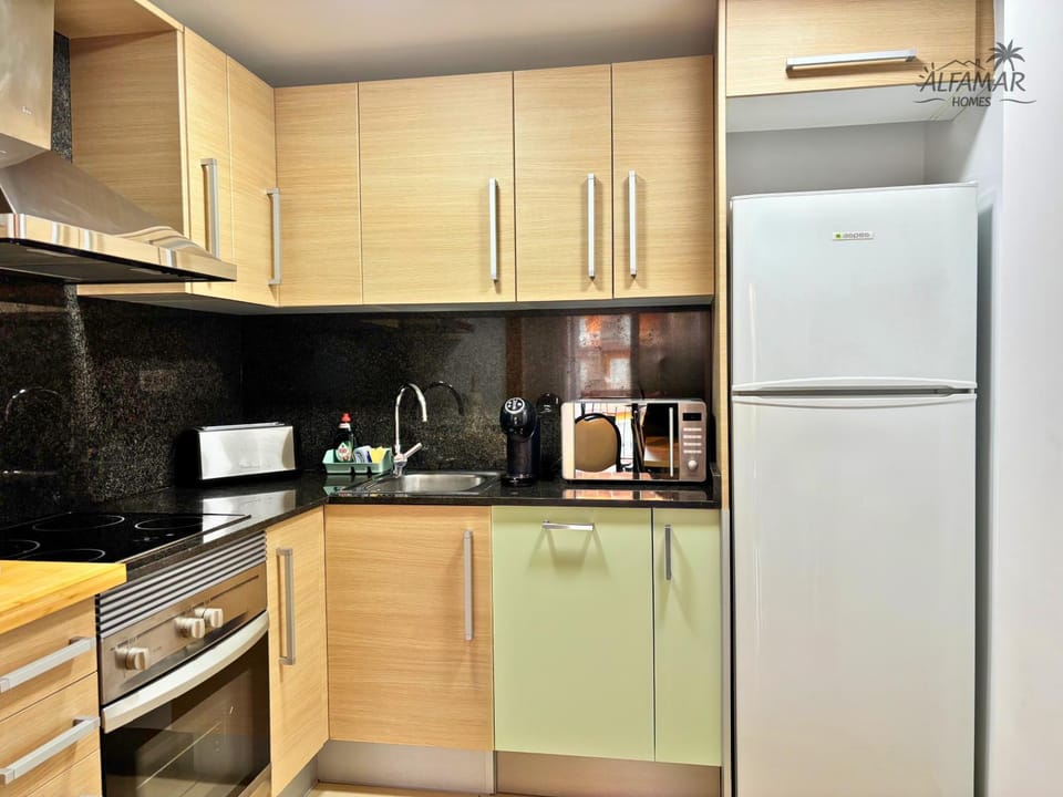 Coffee/tea facilities, Kitchen or kitchenette, dishwasher, oven, stove, toaster