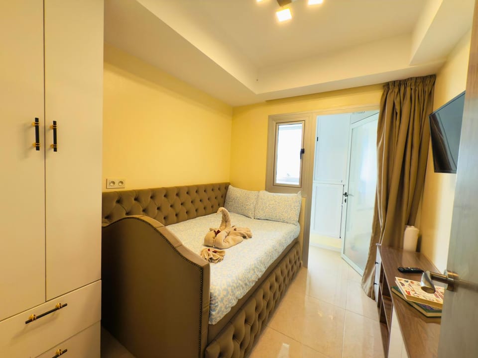Photo of the whole room, Bedroom