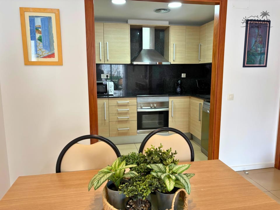 Kitchen or kitchenette, Dining area, oven