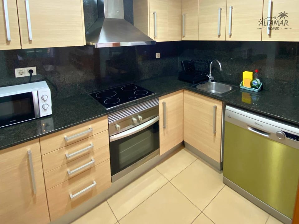 Kitchen or kitchenette, dishwasher, oven
