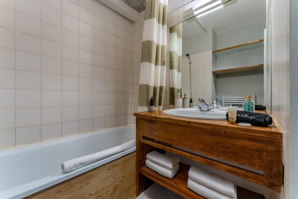 Shower, Bathroom, Bath, towels