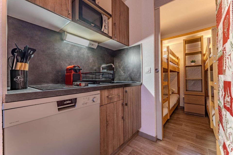 Kitchen or kitchenette, dishwasher