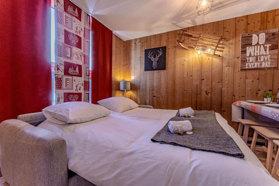 Bed, Living room, towels