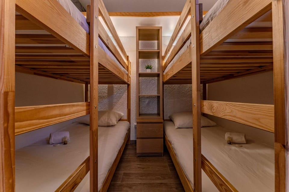 Bedroom, bunk bed