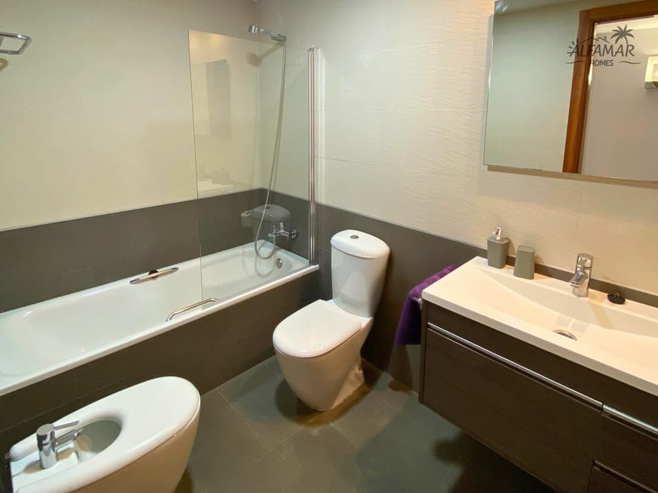 Shower, Toilet, Bathroom, Bath, bidet, towels