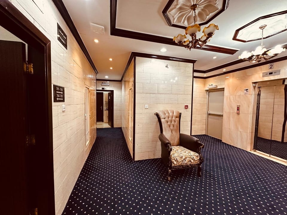 Area and facilities, elevator