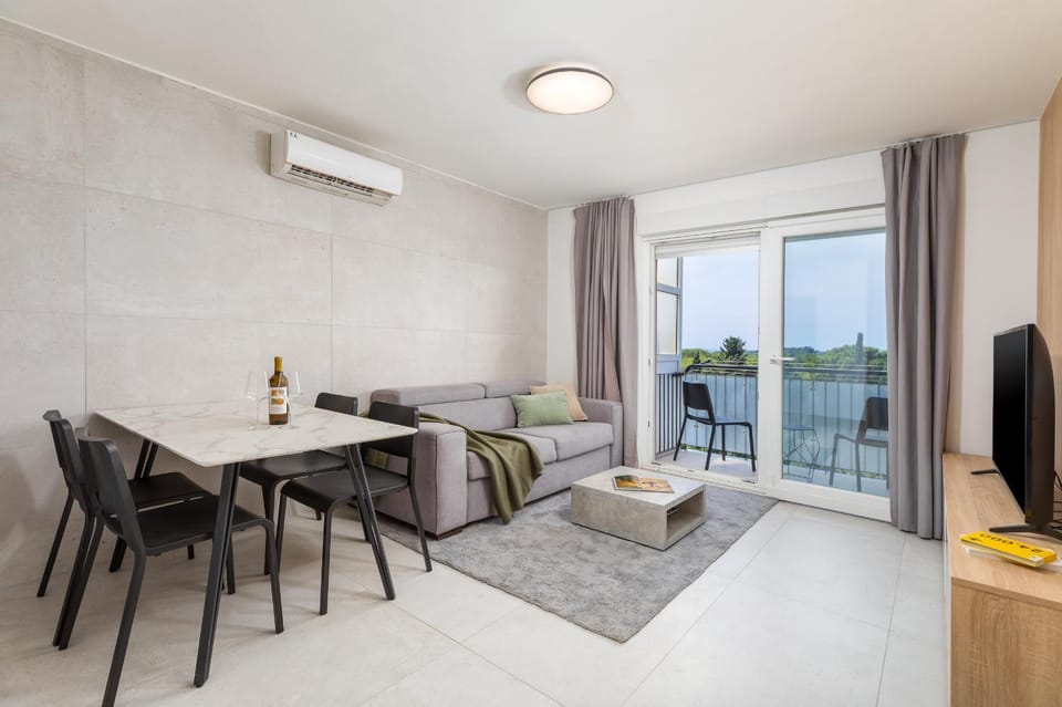 Communal lounge/ TV room, Coffee/tea facilities, View (from property/room), Balcony/Terrace, Living room, Seating area, Dining area, heating, air conditioner