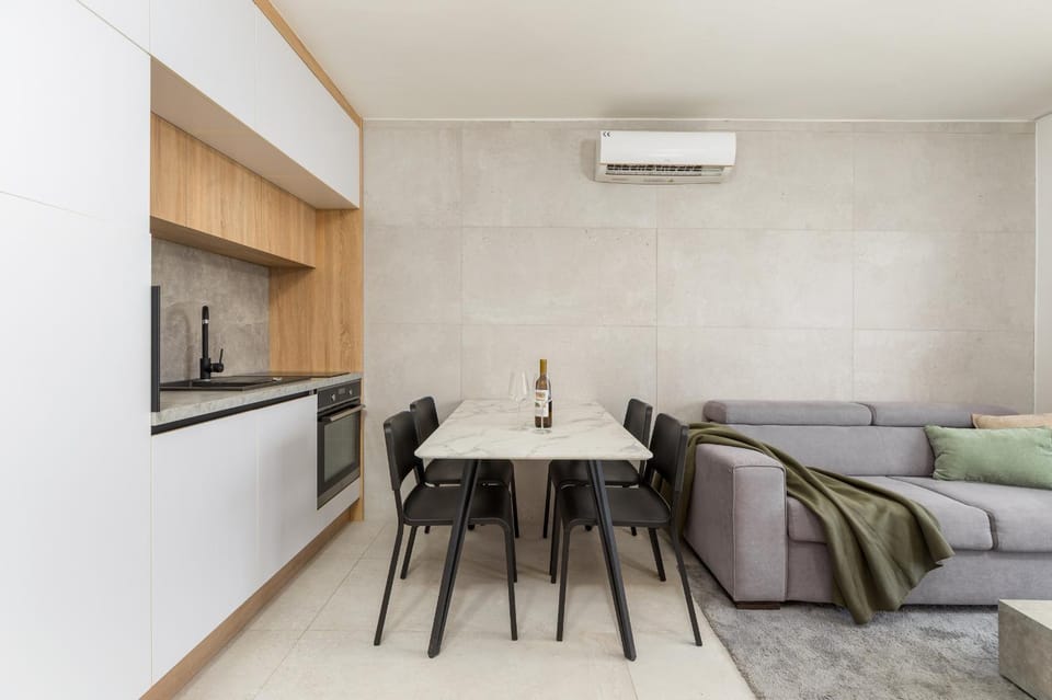 Coffee/tea facilities, Kitchen or kitchenette, Living room, Seating area, Dining area, Sea view, dishwasher, heating, air conditioner