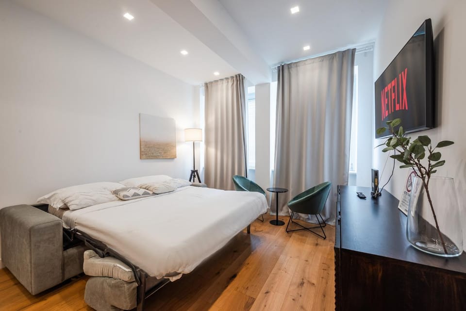 Bed, TV and multimedia, Living room, Photo of the whole room, towels