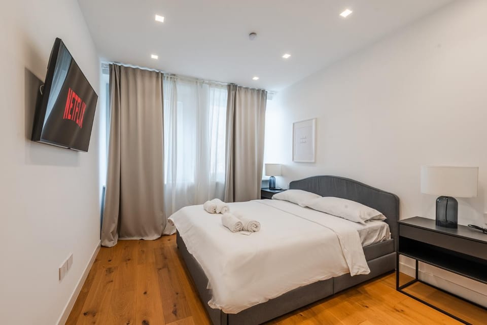 Bed, TV and multimedia, Photo of the whole room, Bedroom