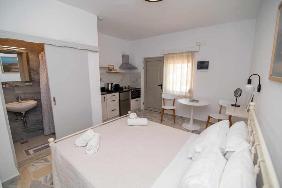 Bed, Kitchen or kitchenette, Photo of the whole room, Dining area, Bedroom, minibar, stove, towels