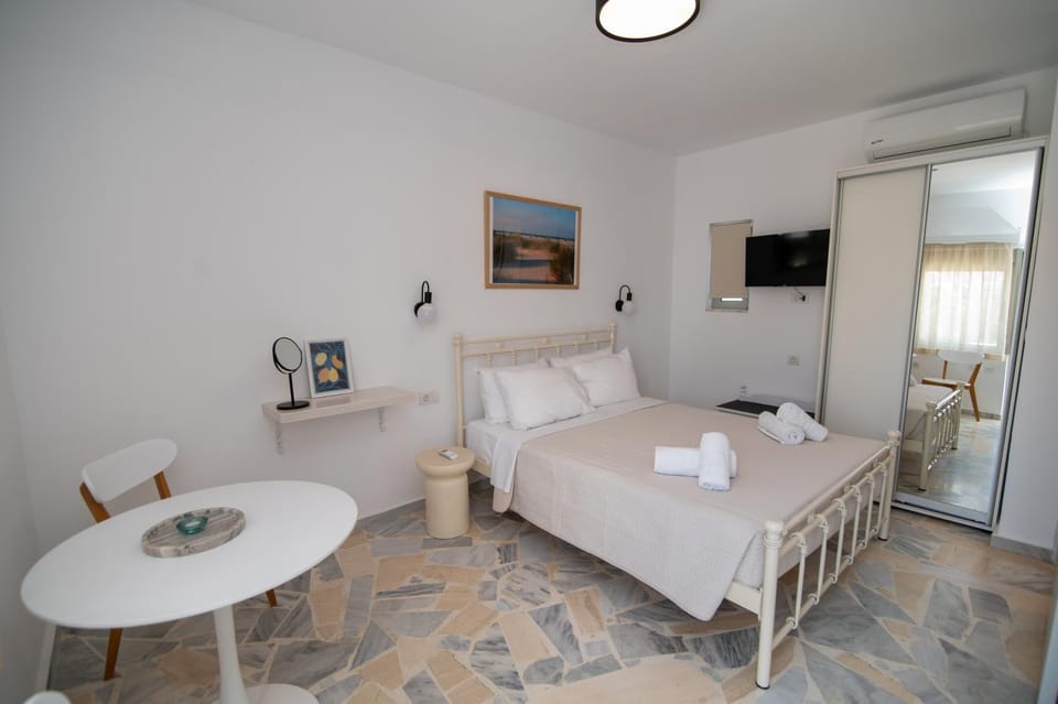 Bed, TV and multimedia, Photo of the whole room, Bedroom, towels