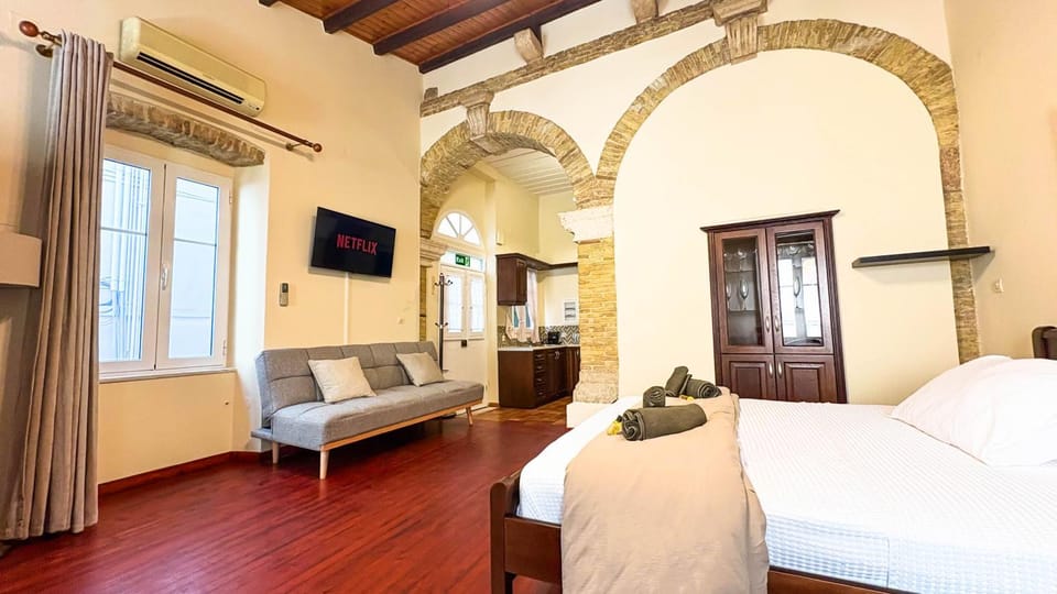 Bed, TV and multimedia, Seating area, Bedroom