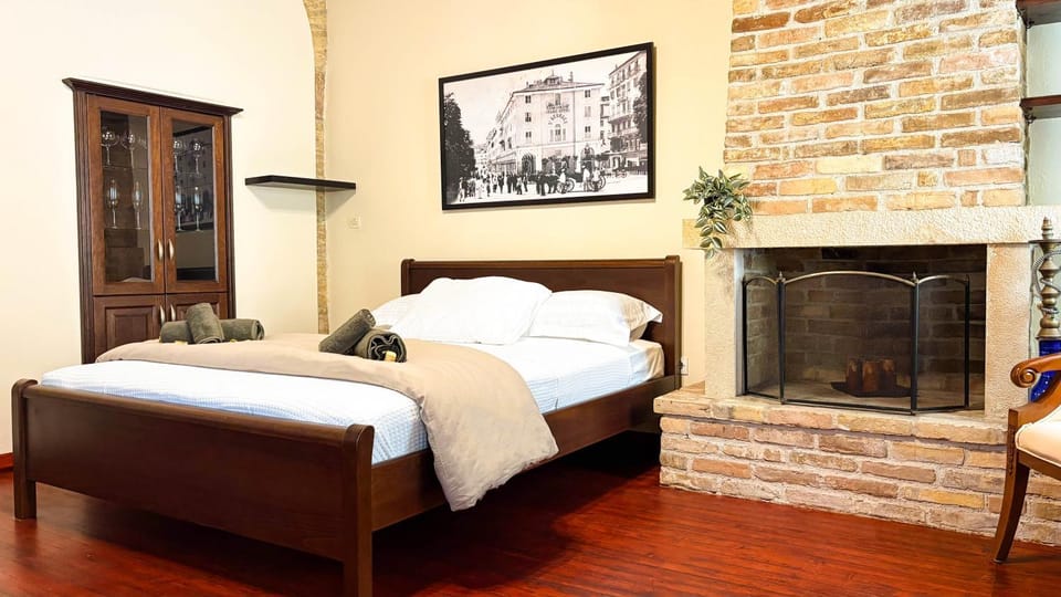 Bed, Living room, Bedroom