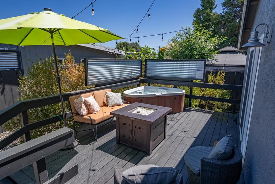 Forest & Vine Hot tub, Fire pit and sleeps 10 House in Templeton