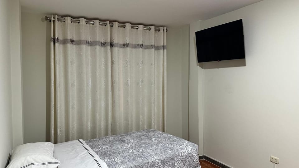 Toilet, Bed, TV and multimedia, Photo of the whole room, Bedroom, internet, internet