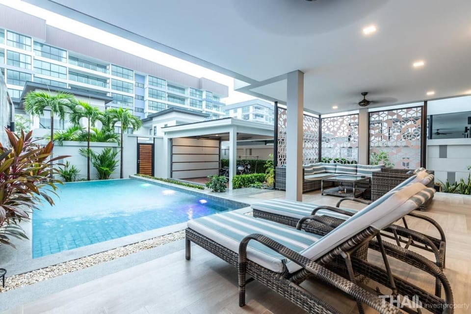 Pool view, Swimming pool, sunbed
