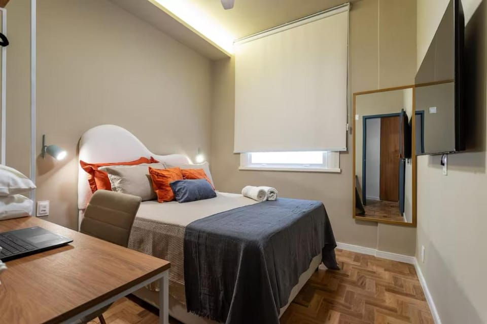 Bed, TV and multimedia, Photo of the whole room, Bedroom